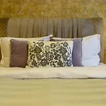Apartament Away From - Modern & Cozy Near Vibrant Unirii Area