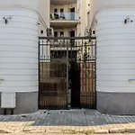 Apartament Away From - Modern & Cozy Near Vibrant Unirii Area Bucureşti