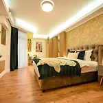 Apartament Away From - Modern & Cozy Near Vibrant Unirii Area