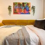 Apartament Away From - Modern & Cozy Near Vibrant Unirii Area *