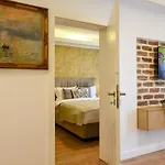 Away From - Modern & Cozy Near Vibrant Unirii Area Apartment Bucharest