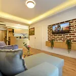 Away From - Modern & Cozy Near Vibrant Unirii Area Bucharest
