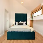 Apartment Away From - Modern & Cozy Near Vibrant Unirii Area