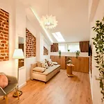 Away From - Modern & Cozy Near Vibrant Unirii Area Apartment Bucharest