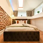 Away From - Modern & Cozy Near Vibrant Unirii Area *