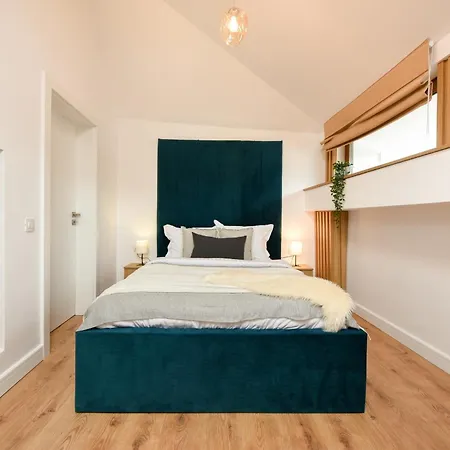Апартаменти Away From - Modern & Cozy Near Vibrant Unirii Area
