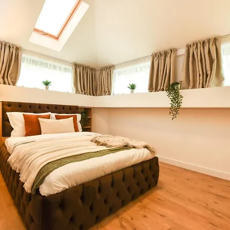 Away From - Modern & Cozy Near Vibrant Unirii Area Apartman