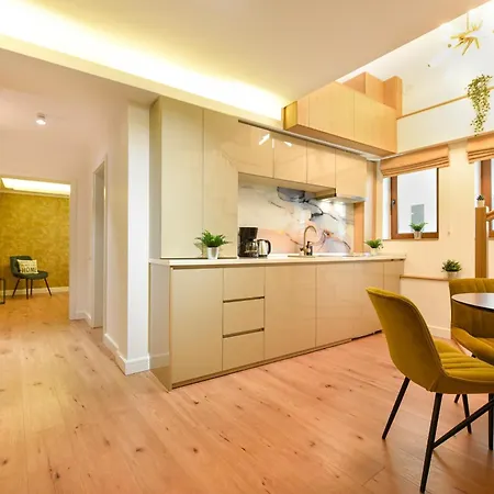 Away From - Modern & Cozy Near Vibrant Unirii Area *