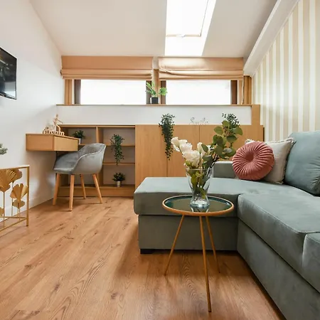 Away From - Modern & Cozy Near Vibrant Unirii Area *