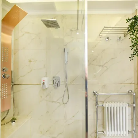 Apartment Away From - Modern & Cozy Near Vibrant Unirii Area Bucharest