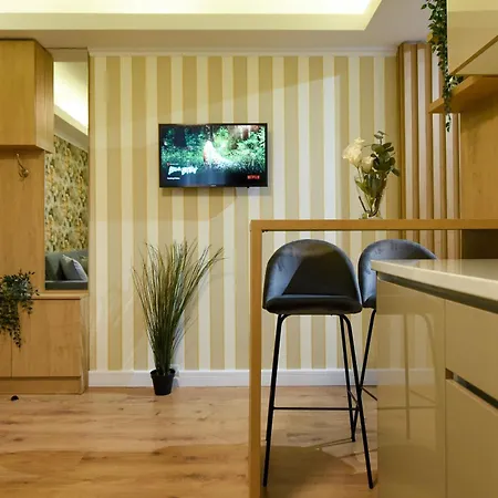 Apartment Away From - Modern & Cozy Near Vibrant Unirii Area *