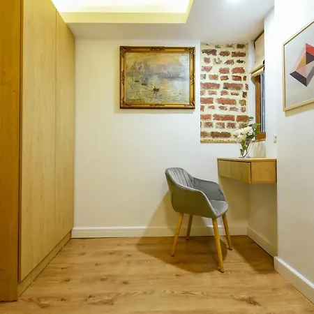 Apartment Away From - Modern & Cozy Near Vibrant Unirii Area Bucharest