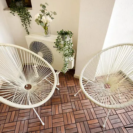 Apartment Away From - Modern & Cozy Near Vibrant Unirii Area Bucharest
