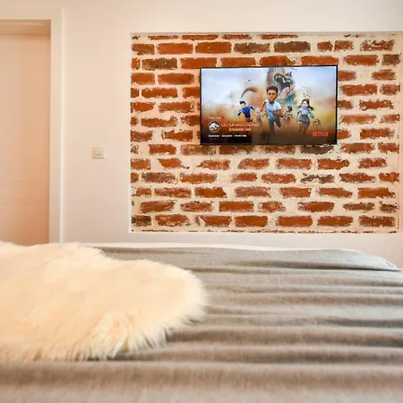 Апартаменти Away From - Modern & Cozy Near Vibrant Unirii Area Бухарест