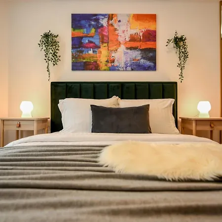 Away From - Modern & Cozy Near Vibrant Unirii Area Апартаменти