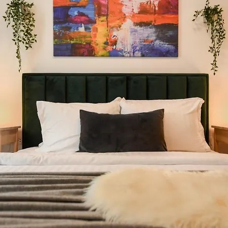 Away From - Modern & Cozy Near Vibrant Unirii Area Apartment