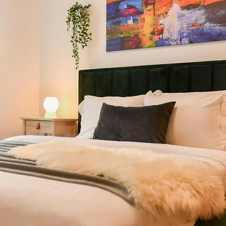 Away From - Modern & Cozy Near Vibrant Unirii Area Апартаменти *