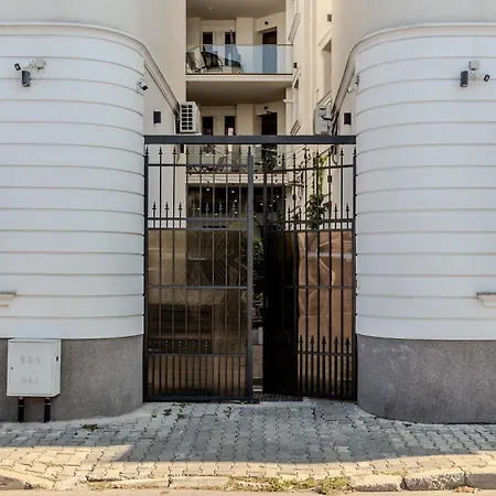 Daire Away From - Modern & Cozy Near Vibrant Unirii Area Bükreş